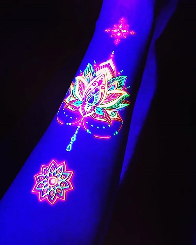 Tatouage UV lotus fluorescent - animation festival