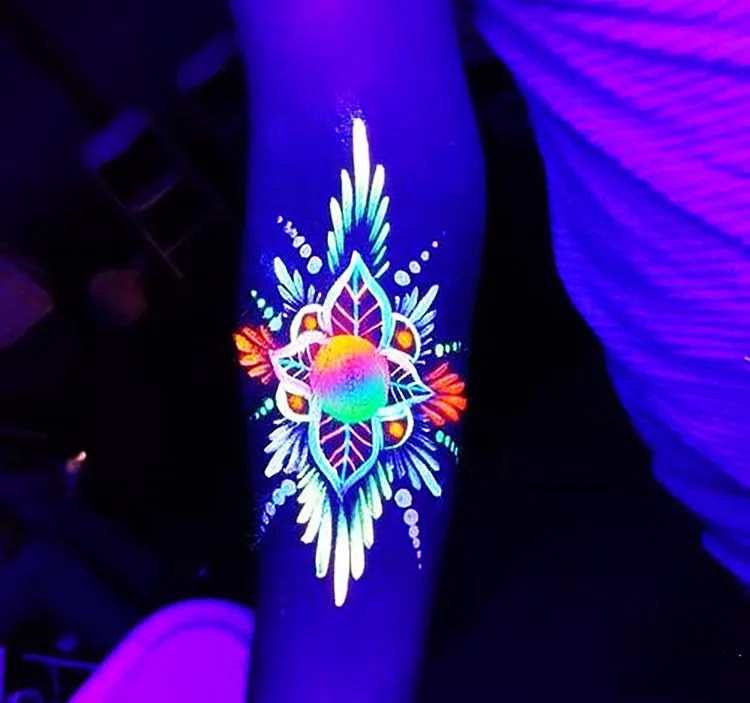 Tatouage UV fluorescent en lumiere noire - animation festival Tattoome