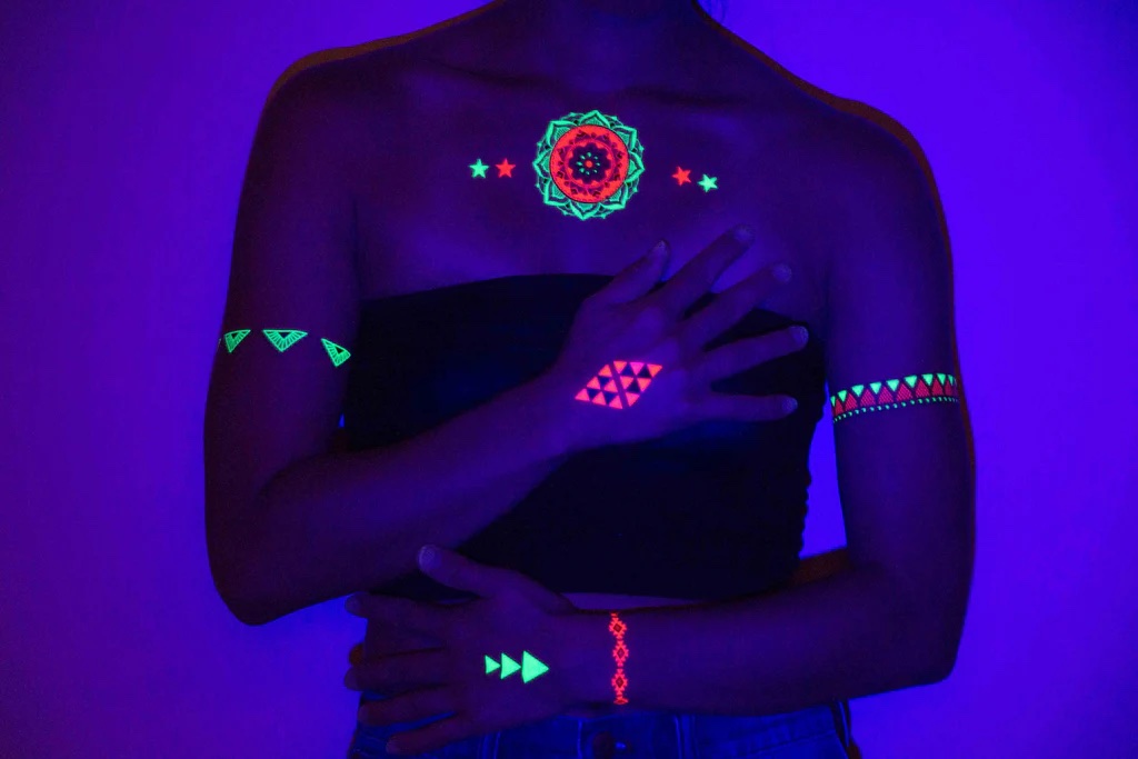 Tatouage UV mandala et motifs g&eacute;om&eacute;triques fluorescents