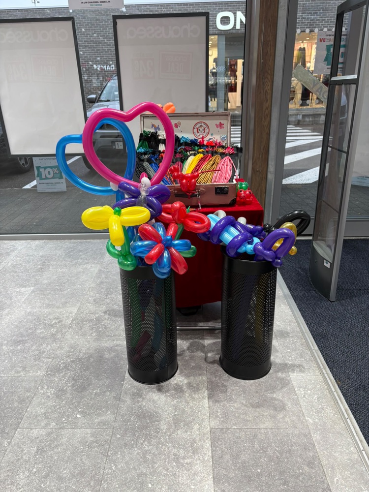 Épées, fleurs et personnages