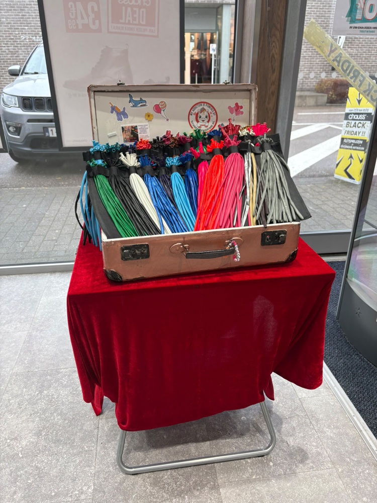 La valise à ballons, triée par couleur, sur le stand