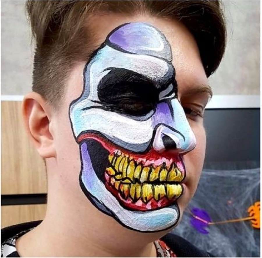 Demi-crâne de clown peint sur un visage