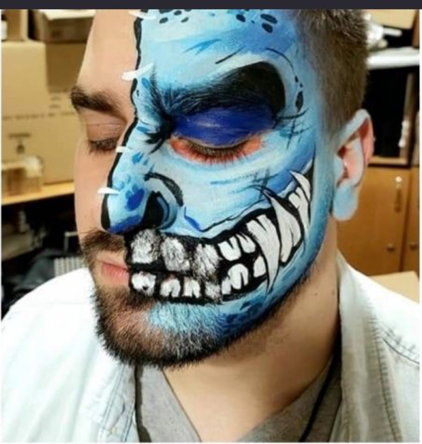 Demi-crâne bleu peint sur un visage adulte
