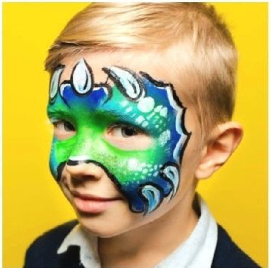 Dragon vert et bleu peint sur le visage d'un garçon